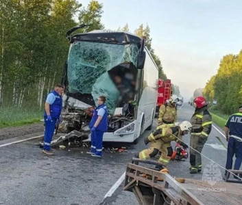 Автобус с вахтовиками столкнулся с грузовиком под Тюменью: есть погибший
