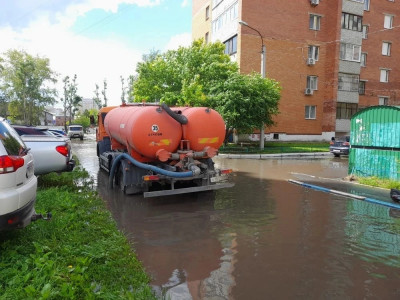 Машины тонули на дорогах, люди плыли на матрасах: Тюмень затопило после ночного ливня