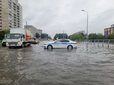 Тюмень снова захлебывается: улицы затоплены — ГАИ пришлось экстренно перекрывать движение в центре