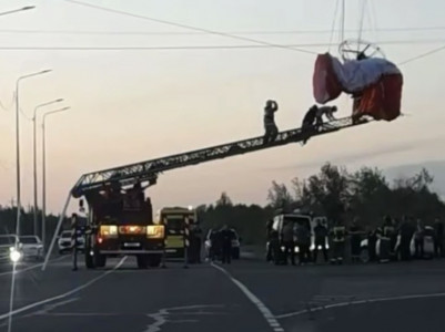 В ЯНАО параплан зацепился за ЛЭП, двух человек сняли с помощью пожарной лестницы