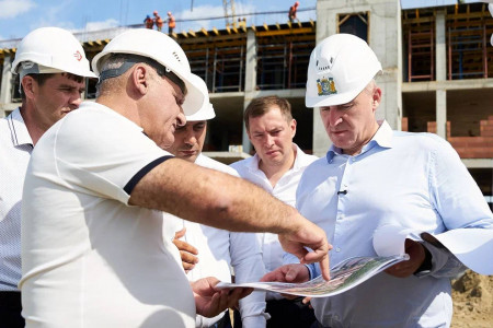 Губернатор ХМАО проинспектировал больницу в Приобье — спустя два года стройка идет полным ходом