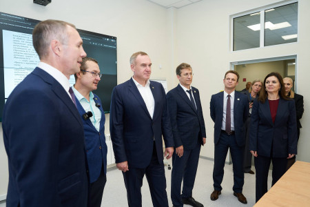 Губернатор ХМАО Кухарук потребовал ускорить реконструкцию поликлиники в Югорске